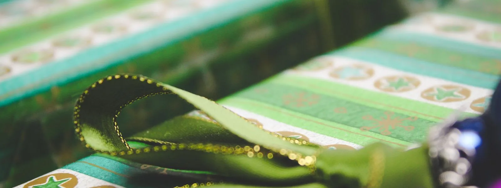 Cadeaux emballés de vert avec des rubans décoratifs