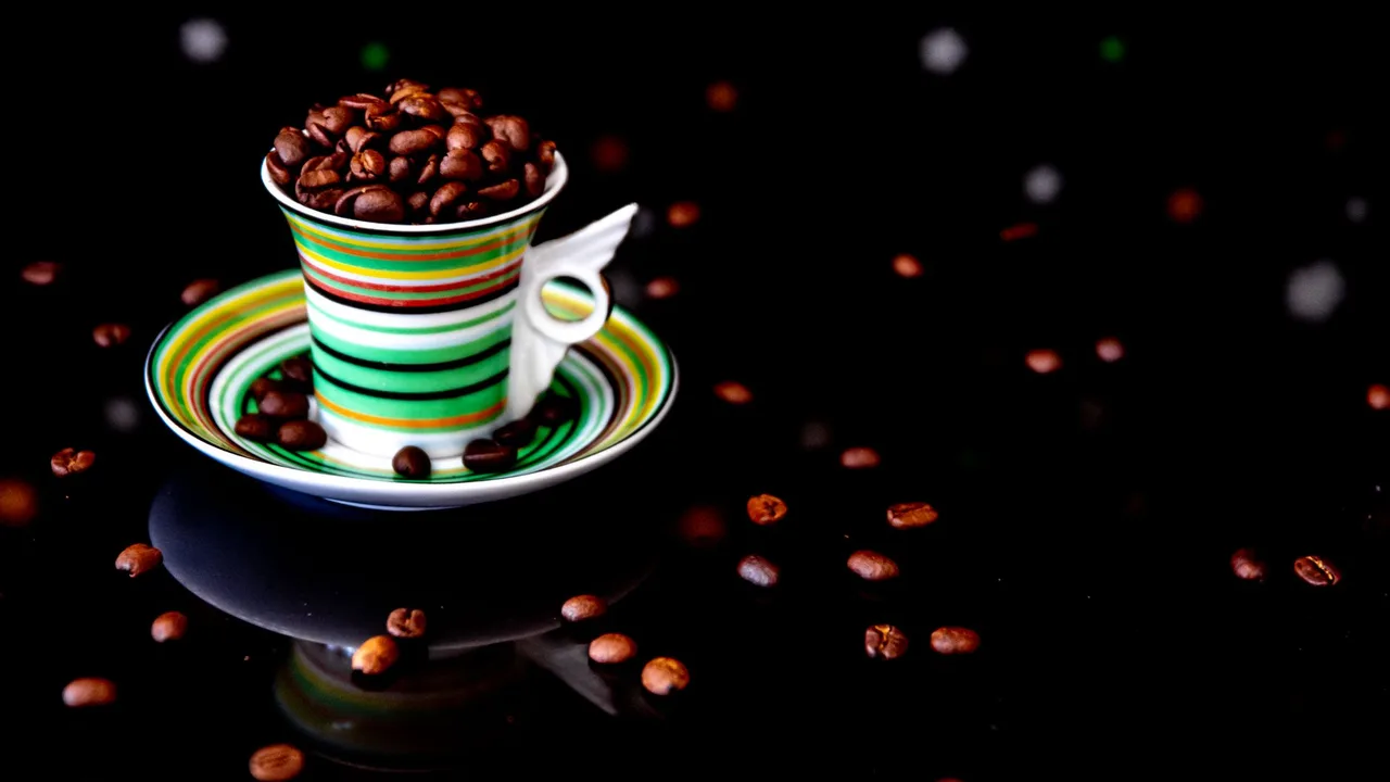 Tasse de café et grains posés sur un plan de travail