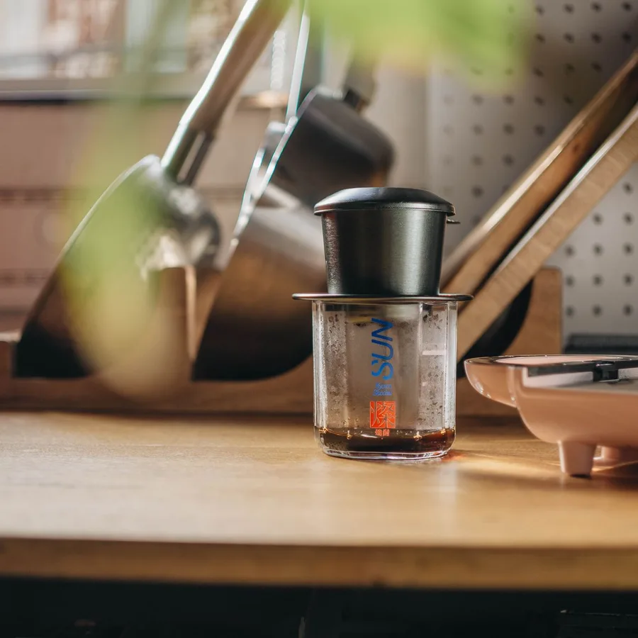Cafetière et tasse, lumière chaude du matin