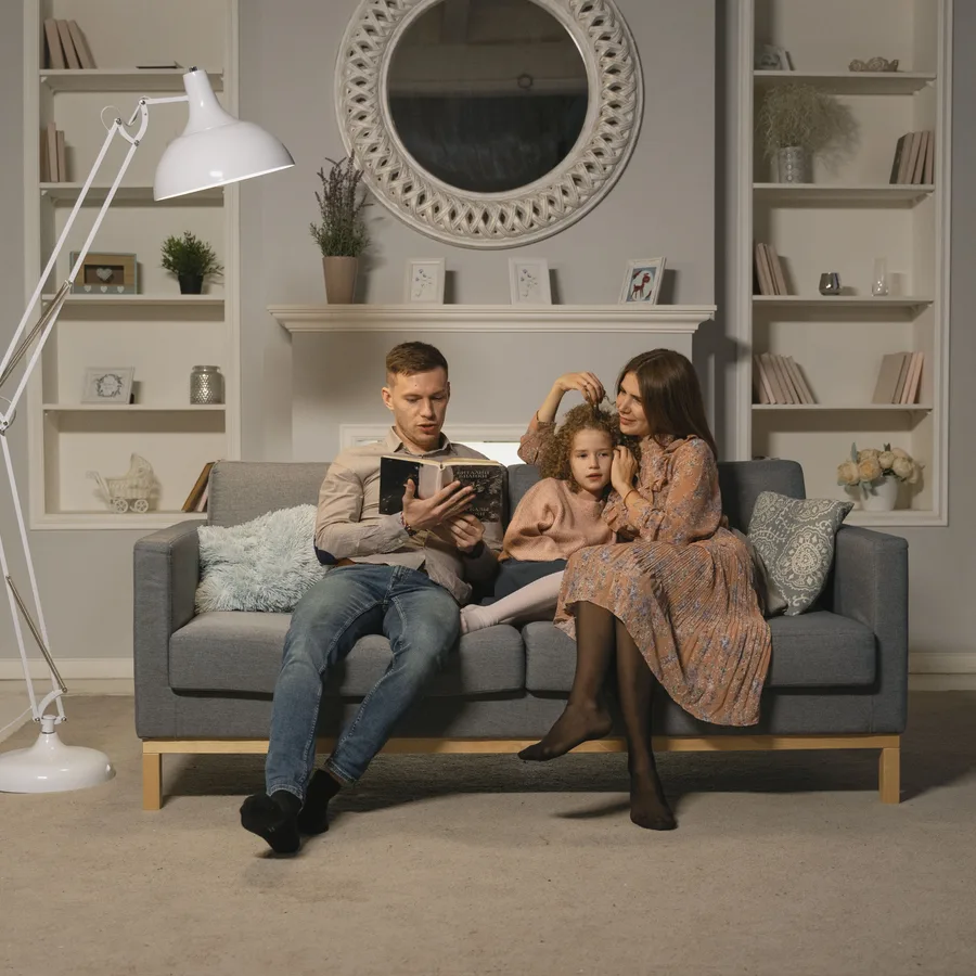 Famille réunie au salon en soirée