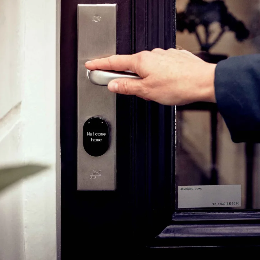 Petit capteur connecté posé sur une porte