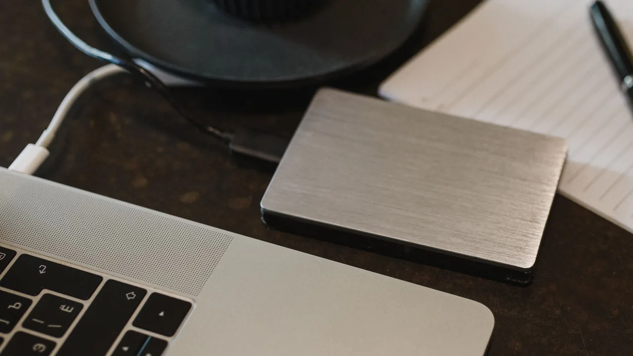 Ordinateur portable et disque de sauvegarde sur un bureau