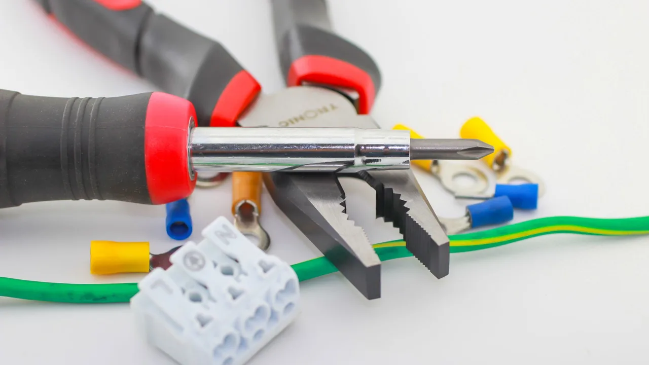 Outils d'électricien et bornes de connexion sur un établi