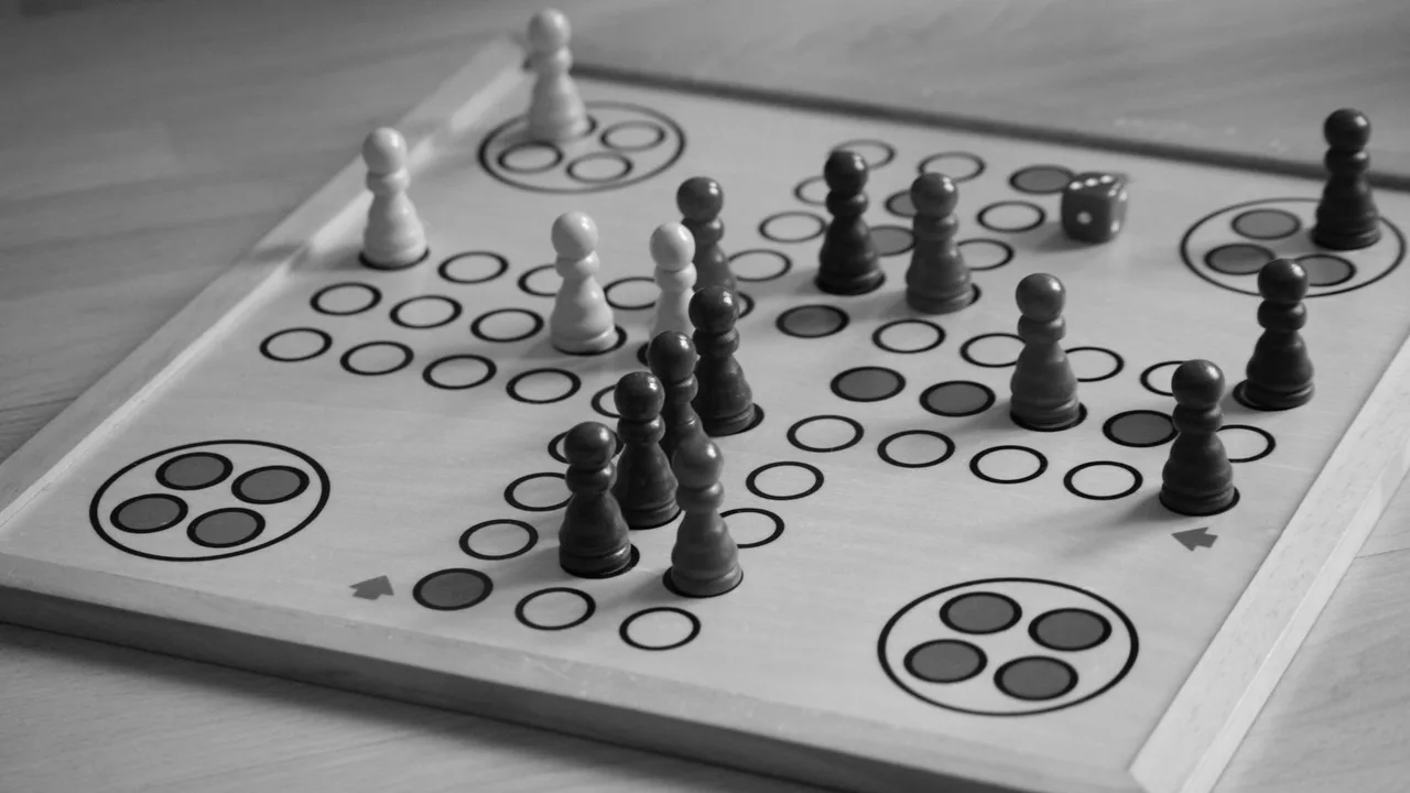 Amis réunis autour d'un jeu de société