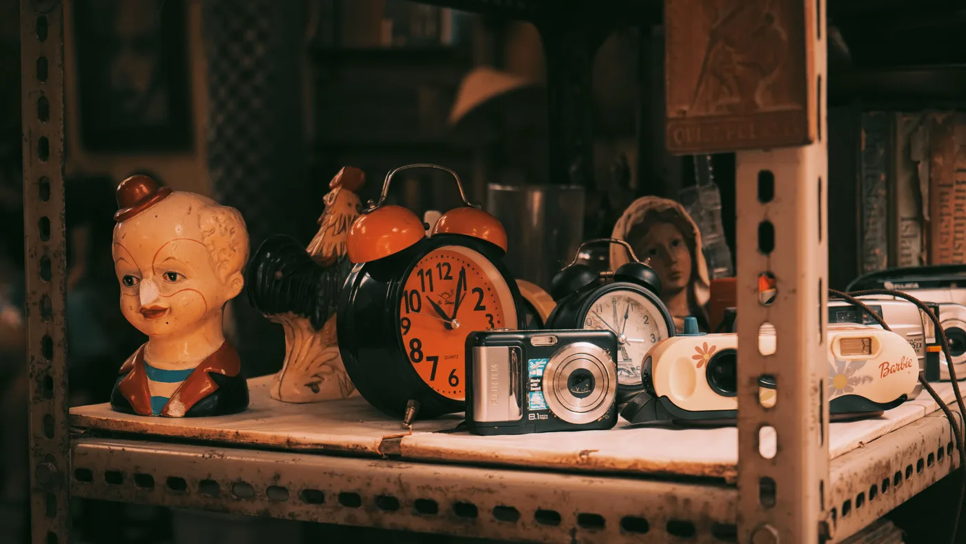 Objets vintage alignés sur une étagère
