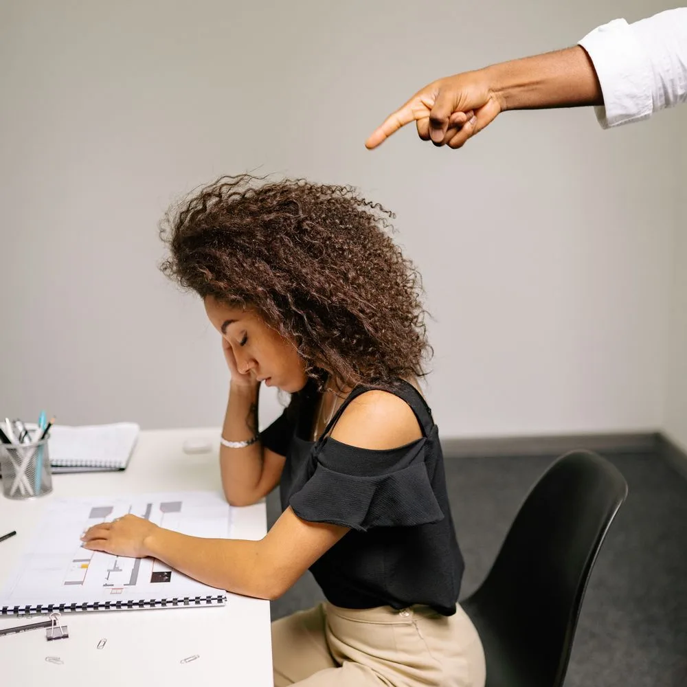Personne concentrée en train d'écrire à son bureau