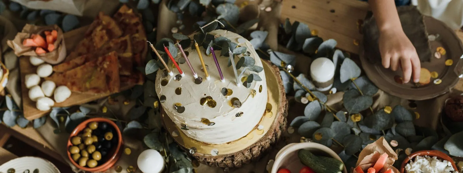 Gâteau d'anniversaire avec des bougies sur une table en bois