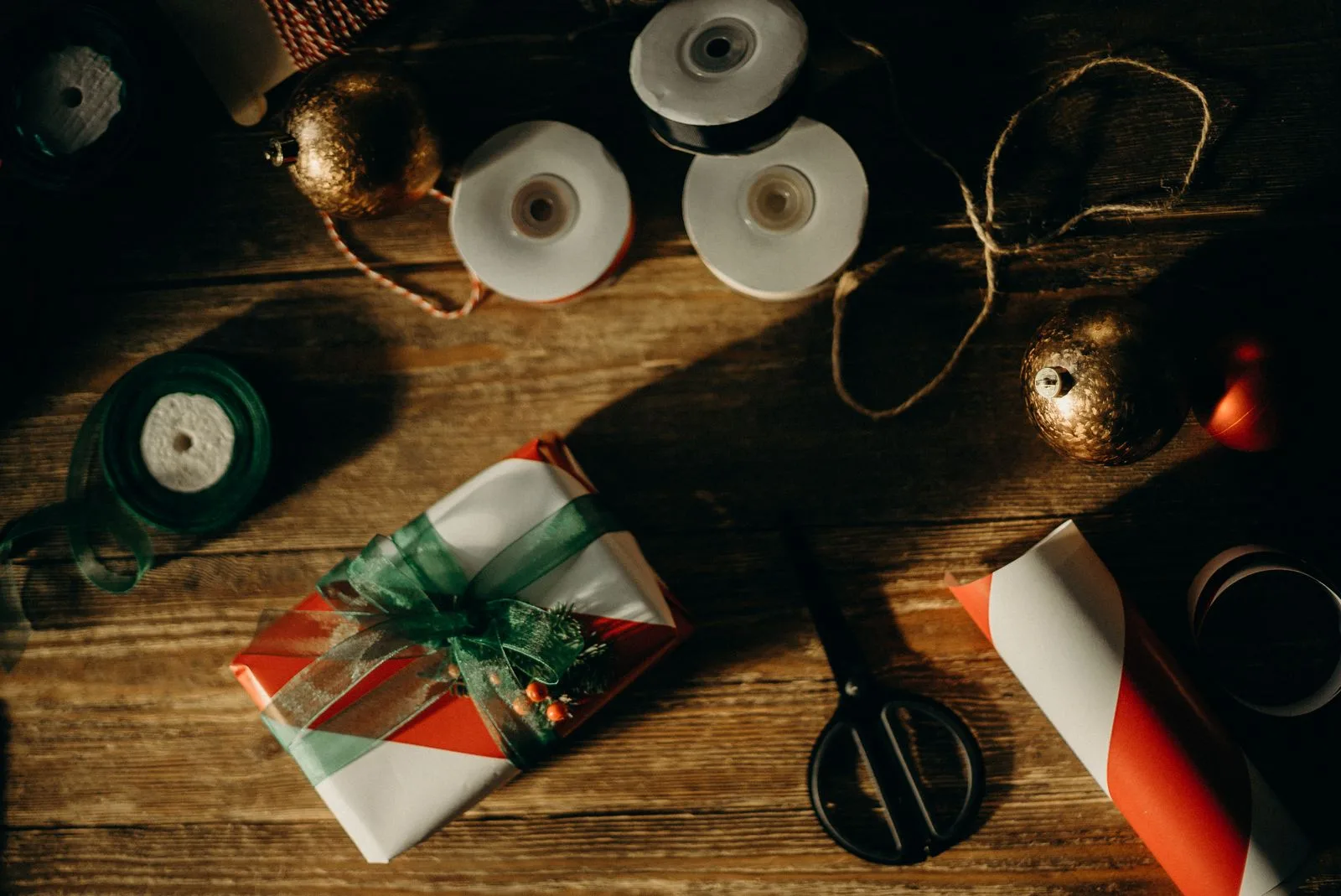 Table d'emballage de cadeaux de Noël, papier kraft et rubans
