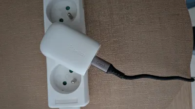 Chargeur secteur USB-C 30W Belkin (Power Delivery, PPS), photo prise par Marwane