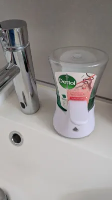Dettol No-Touch Kit distributeur automatique de savon (avec 2 recharges), photo prise par Marwane