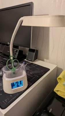Lampe de bureau à porte-stylo et lumières d'ambiance RGB (horloge, col flexible), photo 2 prise par Marwane