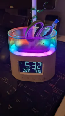 Lampe de bureau à porte-stylo et lumières d'ambiance RGB (horloge, col flexible), photo 5 prise par Marwane