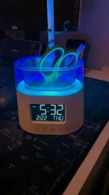 Lampe de bureau à porte-stylo et lumières d'ambiance RGB (horloge, col flexible), photo 6 prise par Marwane