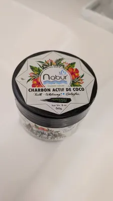 Poudre de charbon actif de coco pour dents (menthe), photo prise par Marwane