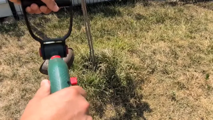 Coupe-bordures sans fil Bosch EasyGrassCut 18V-26, vidéo 1 filmée par Marwane