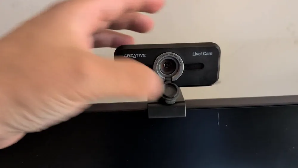 Creative Live! Cam Sync 1080p V2 (webcam USB grand angle, cache de confidentialité), vidéo 1 filmée par Marwane