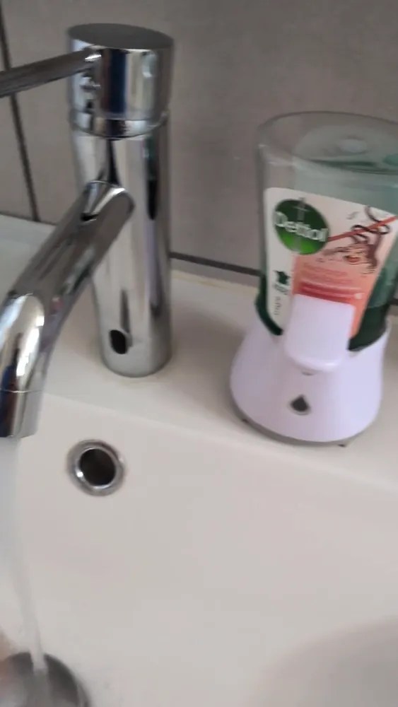 Dettol No-Touch Kit distributeur automatique de savon (avec 2 recharges), vidéo 1 filmée par Marwane