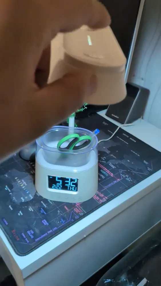 Lampe de bureau à porte-stylo et lumières d'ambiance RGB (horloge, col flexible), vidéo 1 filmée par Marwane