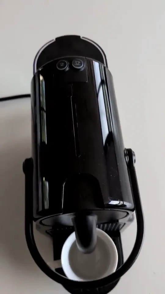 Machine a cafe Nespresso Inissia Noir EN80.B (De'Longhi), vidéo 1 filmée par Marwane