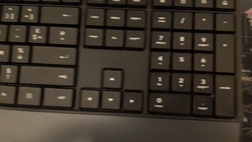 Ensemble clavier et souris sans fil Trust Trezo (AZERTY), vidéo 1 filmée par Marwane