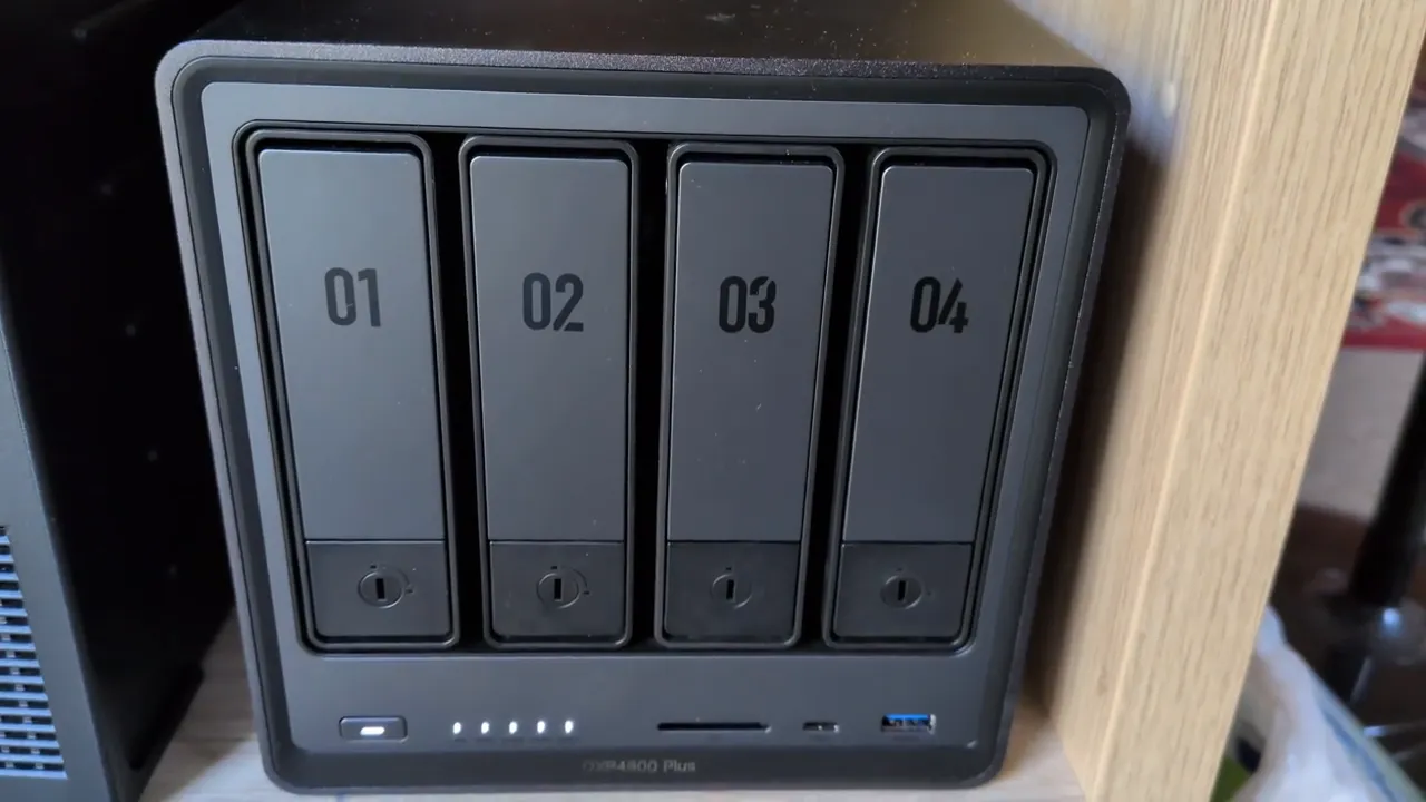 NAS UGREEN NASync DXP4800 Plus (4 baies), image de la vidéo filmée par Marwane