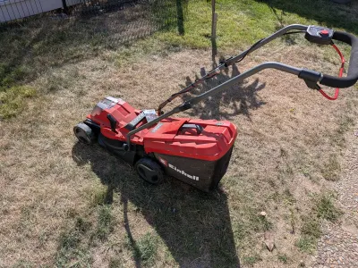 Tondeuse à gazon sans fil Einhell GE-CM 18/33 Li Kit (Power X-Change), photo prise par Marwane