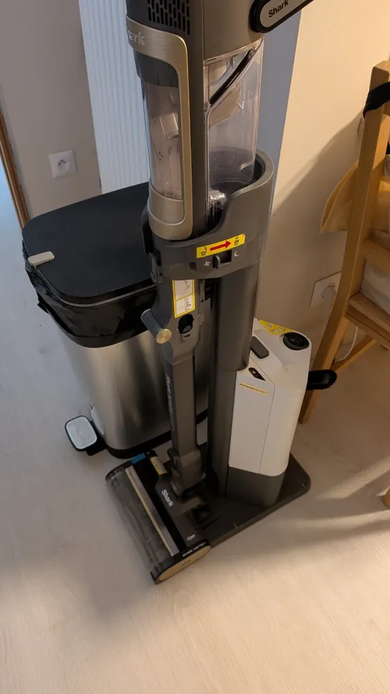 Aspirateur balai Shark PowerDetect Clean & Empty, photo 1 prise par Marwane
