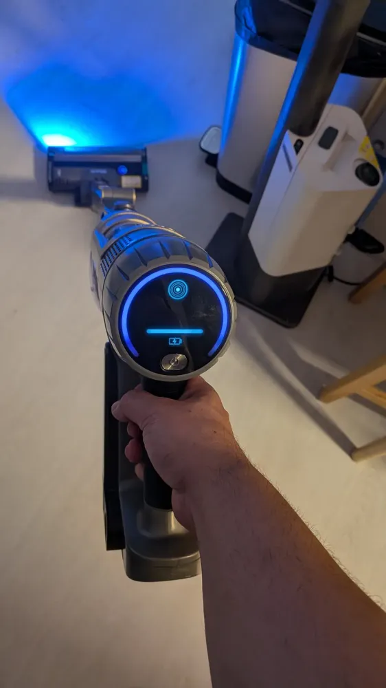 Aspirateur balai Shark PowerDetect Clean & Empty, photo 3 prise par Marwane