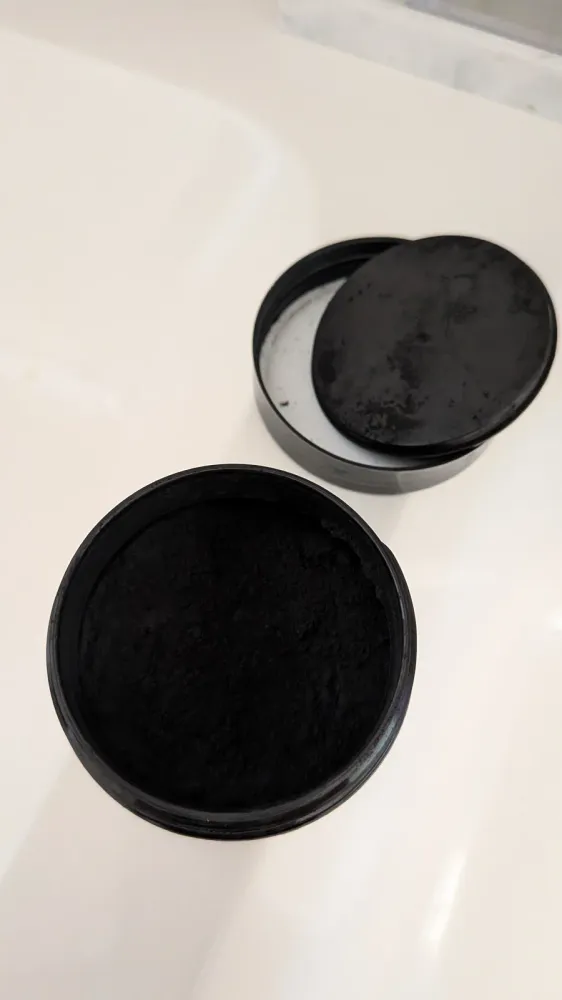 Poudre de charbon actif de coco pour dents (menthe), photo 3 prise par Marwane