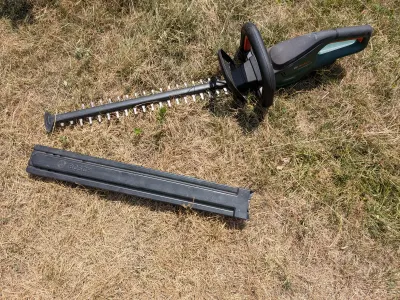 Taille-haies sans fil Bosch UniversalHedgeCut 18V-50, photo prise par Marwane
