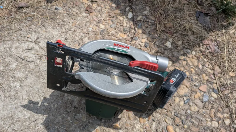 Scie circulaire sans fil Bosch UniversalCirc 18V-53, photo 2 prise par Marwane