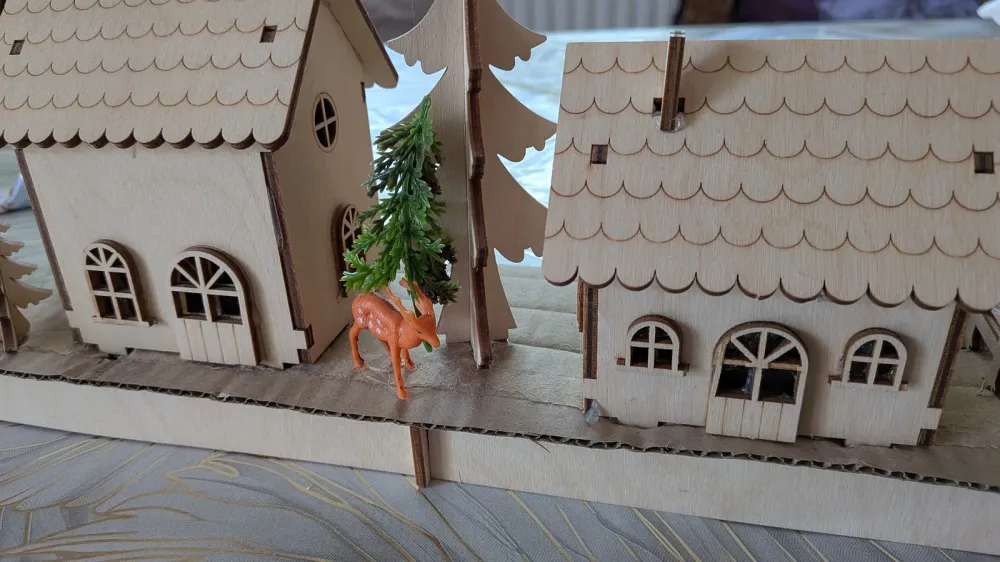 Kit maquette en bois Rayher petites maisons (52 pièces), photo 2 prise par Marwane