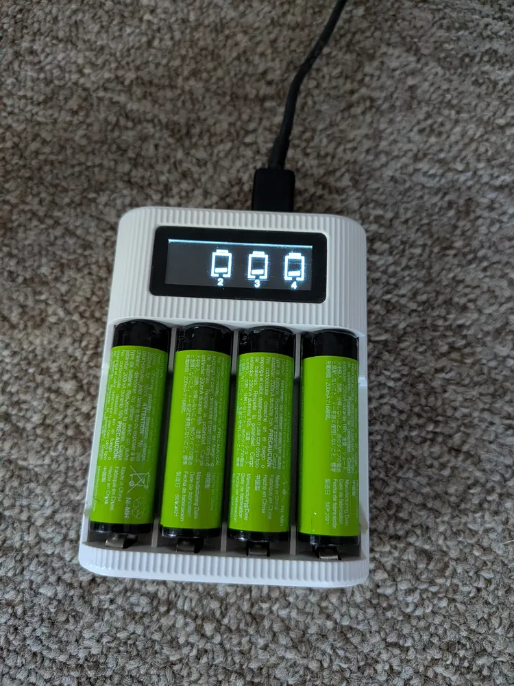 Piles rechargeables AA Amazon Basics 2 000 mAh (lot de 12), photo 2 prise par Marwane