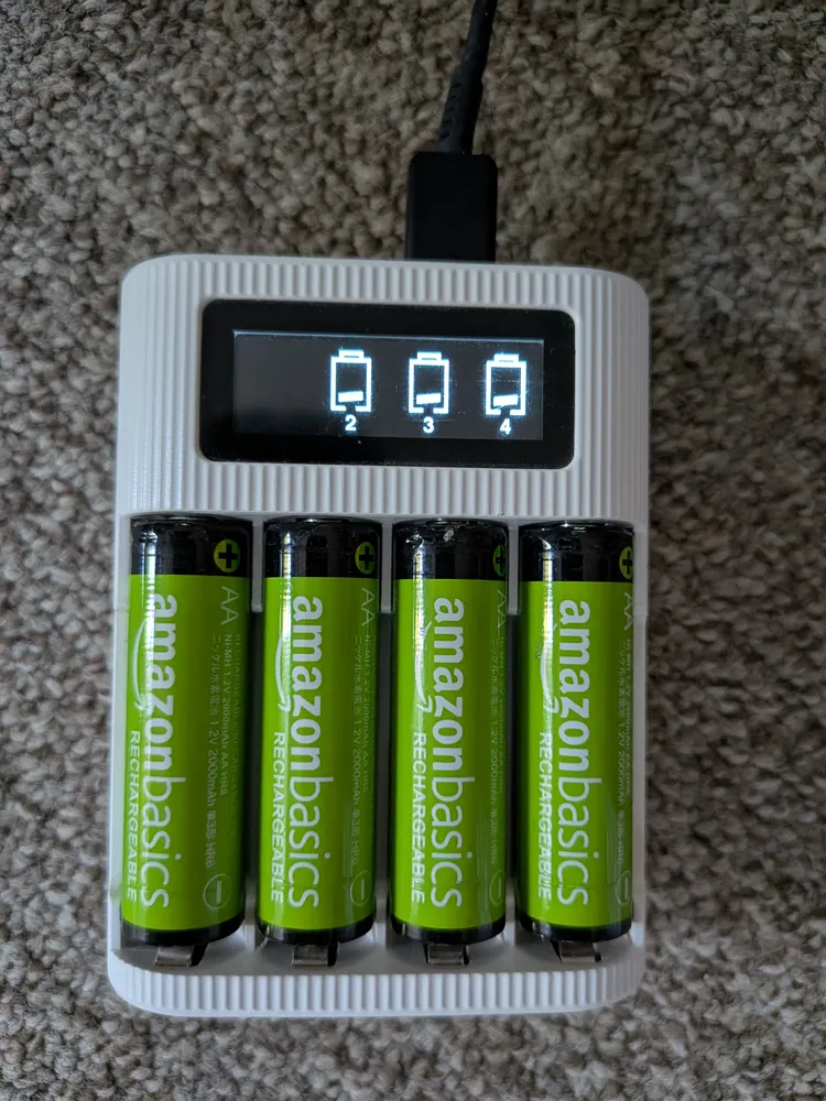 Chargeur de piles EBL à écran LCD (4 emplacements, USB-C), photo 1 prise par Marwane