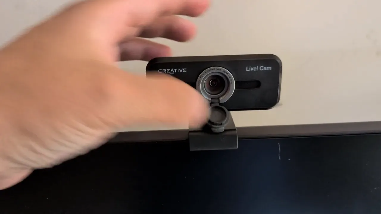 Creative Live! Cam Sync 1080p V2 (webcam USB grand angle, cache de confidentialité), image de la vidéo filmée par Marwane