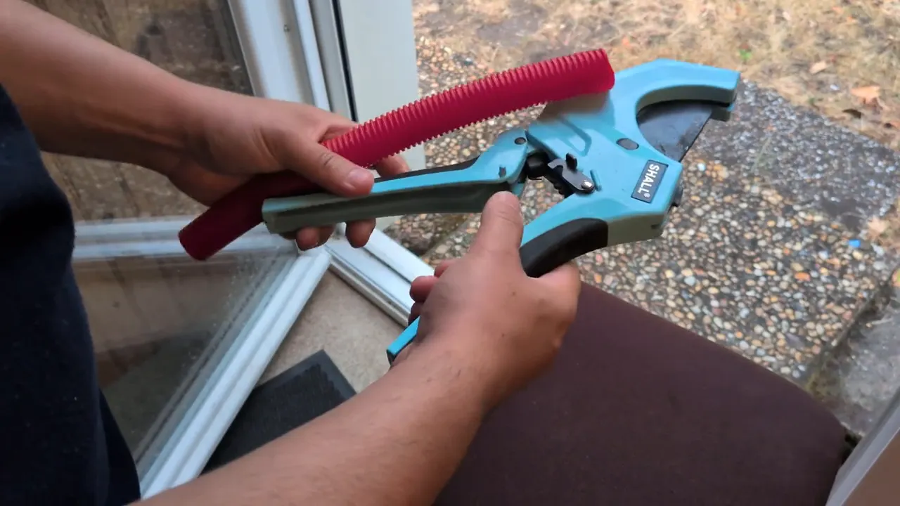 Coupe-tuyau plastique SHALL 63 mm, image de la vidéo filmée par Marwane