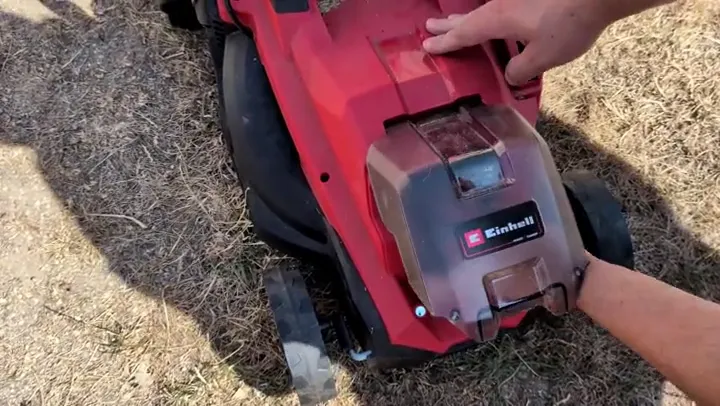 Tondeuse à gazon sans fil Einhell GE-CM 18/33 Li Kit (Power X-Change), image de la vidéo filmée par Marwane