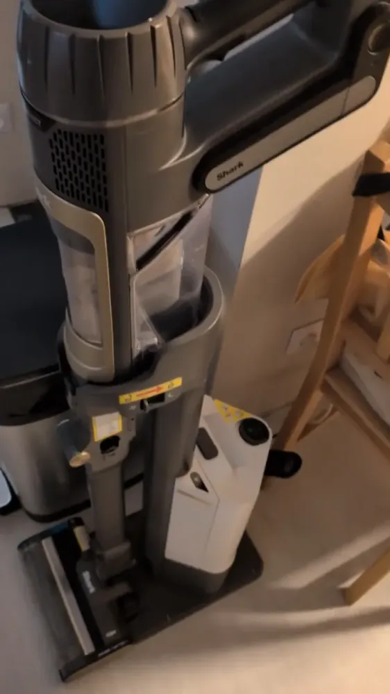 Aspirateur balai Shark PowerDetect Clean & Empty, vidéo 1 filmée par Marwane