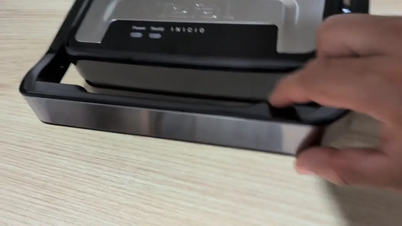 Gril et machine à panini Tefal Inicio Compact (GC270D10), image de la vidéo filmée par Marwane