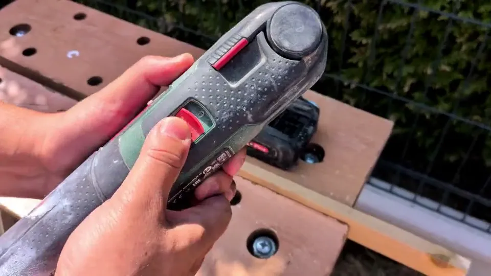 Outil multifonction sans fil Bosch AdvancedMulti 18 (Starlock), image de la vidéo filmée par Marwane