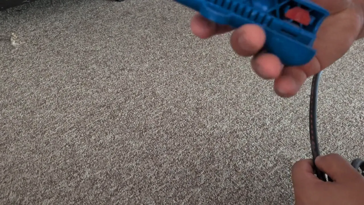 Dénudeur de câbles ronds WEICON No. 13, image de la vidéo filmée par Marwane